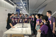 參觀大疆公司青少年科技體驗中心，瞭解無人機的原理及應用。