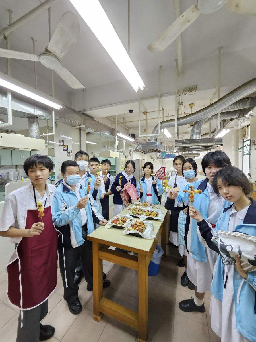 中一級同學在廚房大顯身手